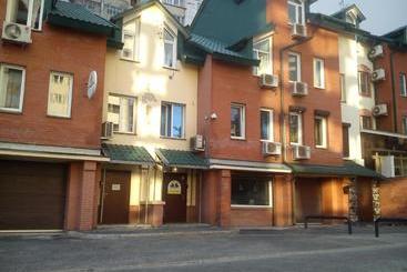 בית מלון כפרי Royal Hostel 905