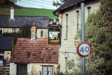 فندق The Greyhound Inn