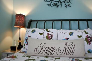 Отель 400 West High Inn