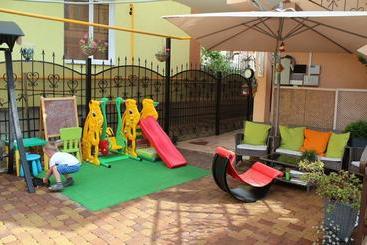 هتل V Gostyah U Julii Guest House