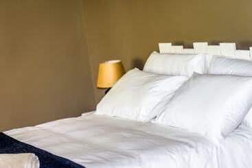 هتل 86 On Langenhoven B&b