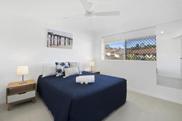 هتل Kirra Palms Holiday Apartments