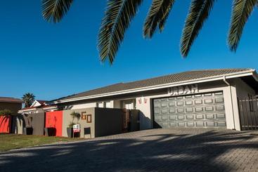 בית מלון כפרי The Urban