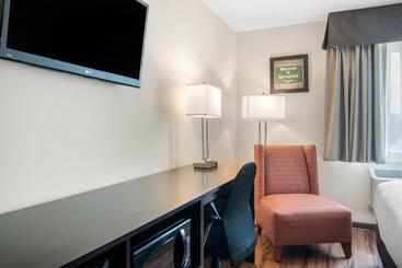 فندق Econo Lodge Inn & Suites