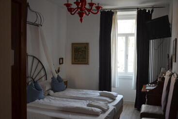 هتل B&b La Loggia Del Castello