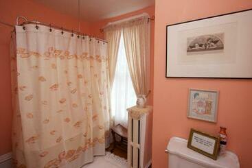 فندق Sylvia's Irish Inn