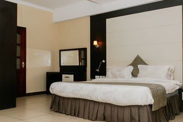 هتل Laburnam Courts Four Bedroom Apartments