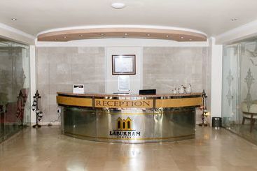 هتل Laburnam Courts Four Bedroom Apartments
