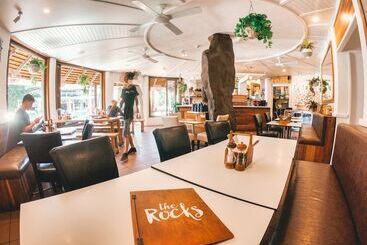 هتل Aquarius Backpackers Resort