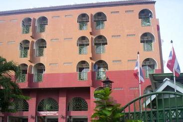 فندق Baan Khun Mae Apartment