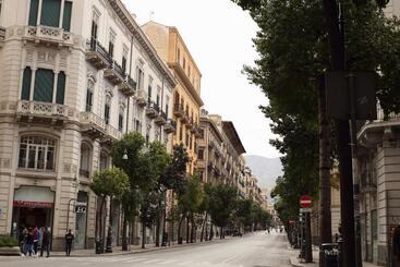 酒店 Mantegna Rooms