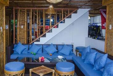 هتل Out Of The Blue Resort