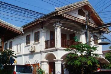 Отель Rattana Guesthouse