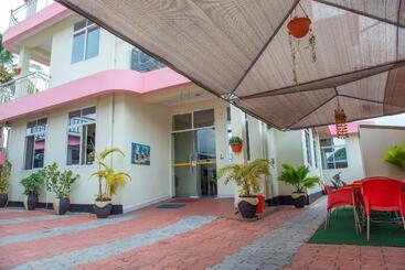 فندق Airport Transit Lodges