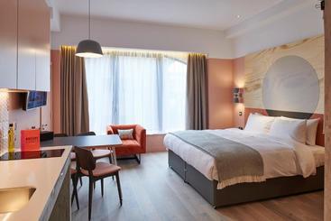 هتل Room2 Southampton Hometel