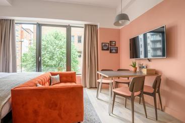 هتل Room2 Southampton Hometel