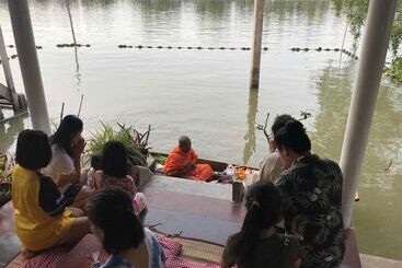 Отель Se Sun Amphawa