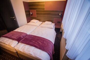 פנסיון Log In Rooms