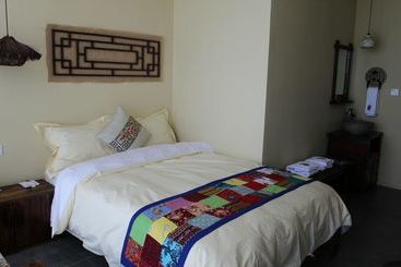 Buyi Hotel Resort Fuxian Lake