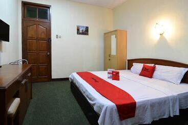 Отель Reddoorz Plus @ Laweyan