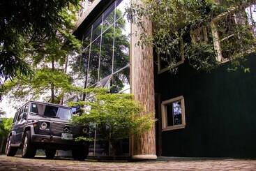 De Web Hotel & Lodge