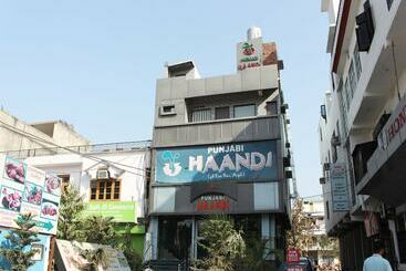 ホテル Oyo 3956 Home Stay Punjabi Handi