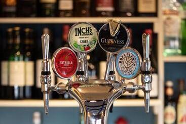 مسافرخانه The Pheasant Pub At Gestingthorpe Stylish Boutique Rooms In The Coach House