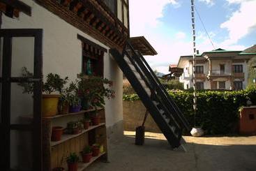 Ama's Village Lodge