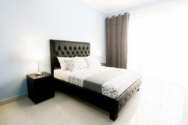 ホテル Ducassi Suites Rooftop Pool Beach Club & Spa