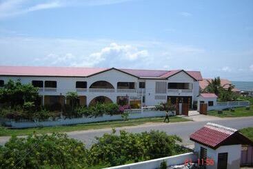 פנסיון Almond Tree Guest House