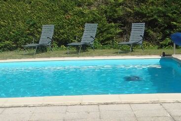 Отель Logis Hôtel Restaurant L Auberge Du Chateau