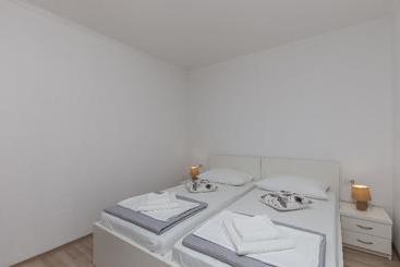 هتل Apartments Villa Dadic