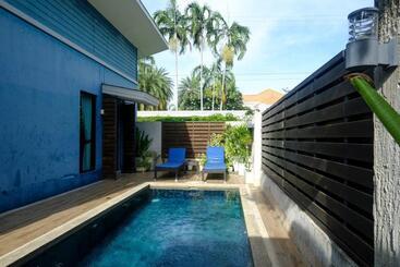 هتل Coral Tree Villa Hua Hin