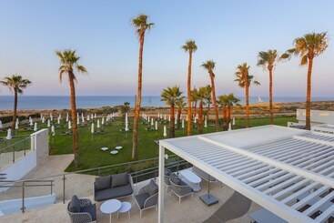 Leonardo Crystal Cove Hotel & Spa – Adults Only