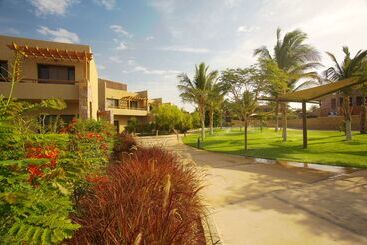 فندق Golden Tulip Sharma Resort
