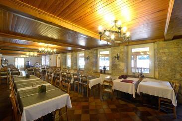 هتل Hôtel Restaurant Le Sire De Joux