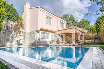 בית מלון כפרי Pine Club Apart