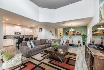 هتل Solterra Resort By Global Resort Homes