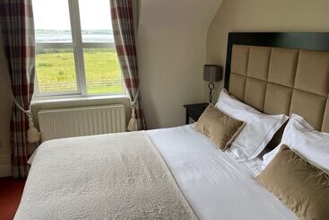 פנסיון Keanes Of Curraheen, Bar, Restaurant & Accommodation