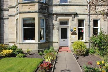 פנסיון 26 The Crescent - Guest House