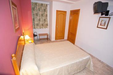 پانسیون Hostal Miguel Y Juani