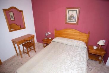 پانسیون Hostal Miguel Y Juani