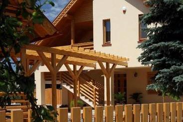 Пансион Family Panzio Es Apartman Hazak