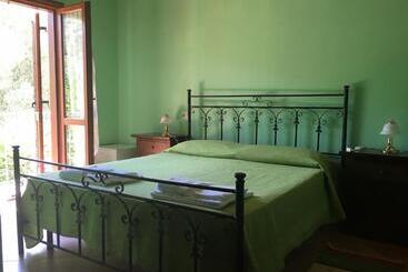 Отель Agriturismo La Grotta Del Tesoro