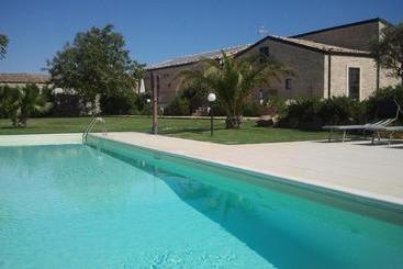 هتل آپارتمان Masseria Sant'elia