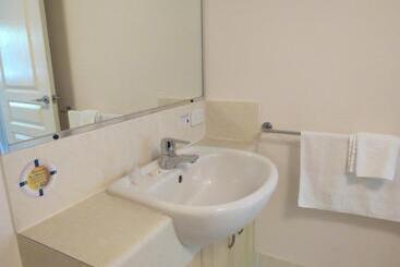 هتل آپارتمان The Village At Burleigh