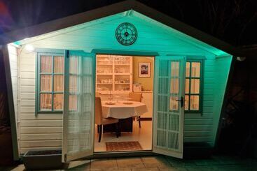 פנסיון Brookside Guest House & Mini Spa