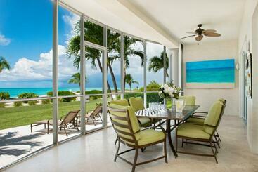 هتل آپارتمان The Venetian On Grace Bay