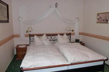 פנסיון Alte Weinstuben Steinfelder Hof Garni