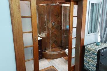 Пансион Le Chateau Guest House And Conference Centre